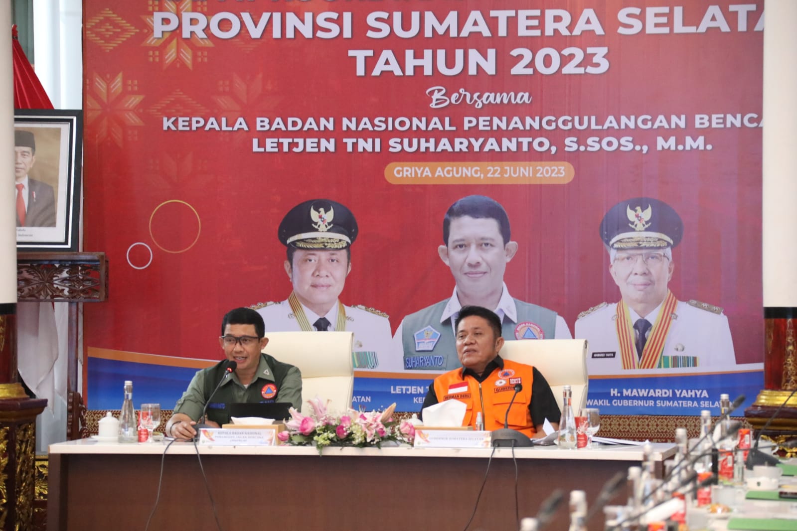 Kepala BNPB Letjen TNI Suharyanto (kemeja hijau dengan rompi) saat memberikan arahan pada Rapat Koordinasi Satuan Tugas Kebakaran Hutan dan Lahan Provinsi Sumatera Selatan di Griya Agung, Palembang, Sumatera Selatan pada Kamis (22/6). 